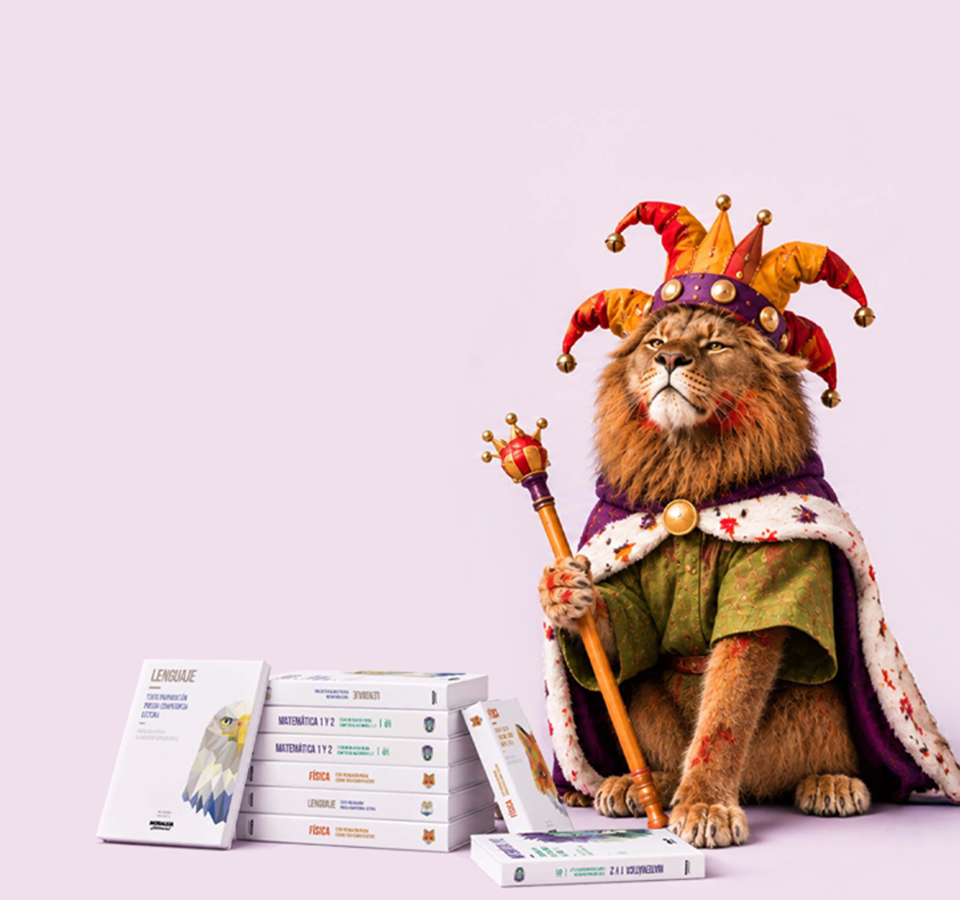León disfrazado de rey bufón junto a libros PAES de Editorial Moraleja